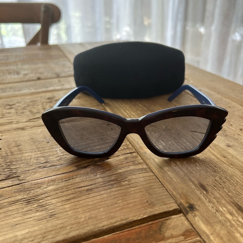 Stylish Cat-Eye Sunglasses with Case